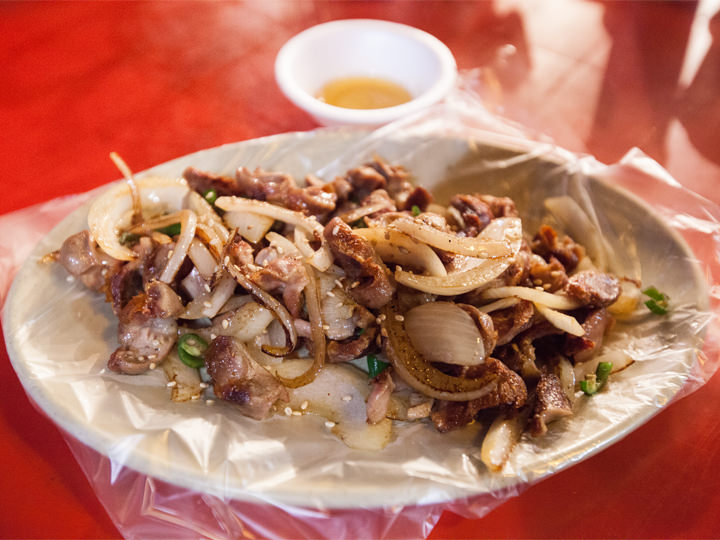 歯ごたえ抜群、ごま油と塩をつけて食べる鶏の砂肝炒め