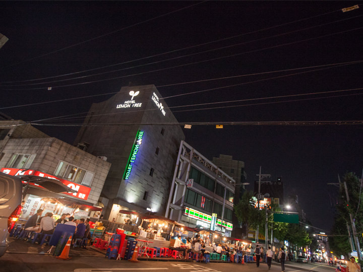 数年前までは駅周辺だけに集まっていたポジャンマチャ(2016年撮影)