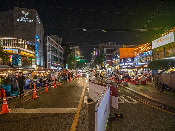 道路の両脇にポジャンマチャと外飲み席がずらり