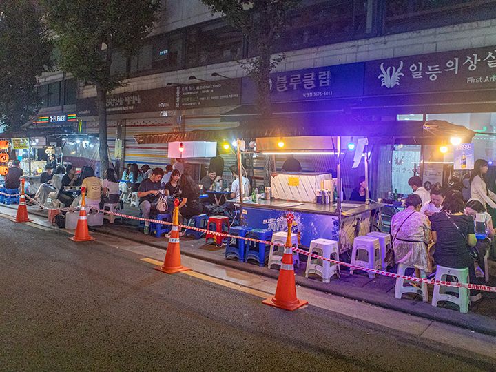 ポジャンマチャのテーブルが車道にはみ出さないように