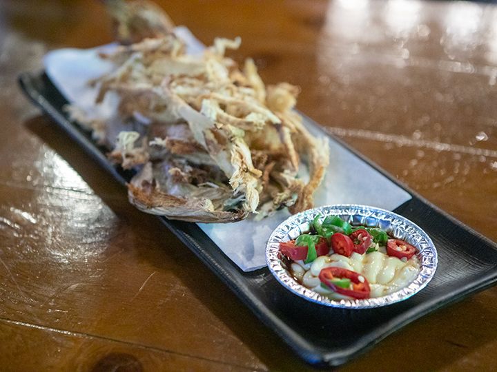 香ばしい裂いた干しスケトウダラ