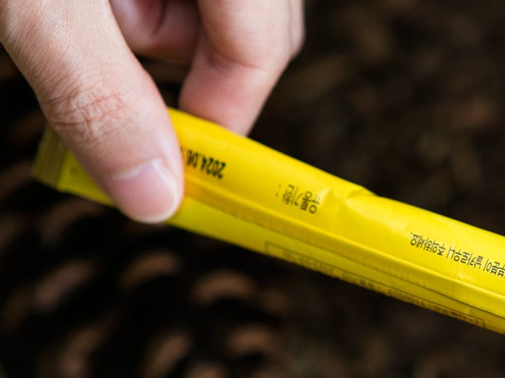 この部分を抑えて注ぐと、コーヒーとミルクだけが入る