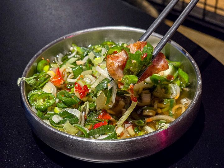 行列必至の人気サムギョプサル店