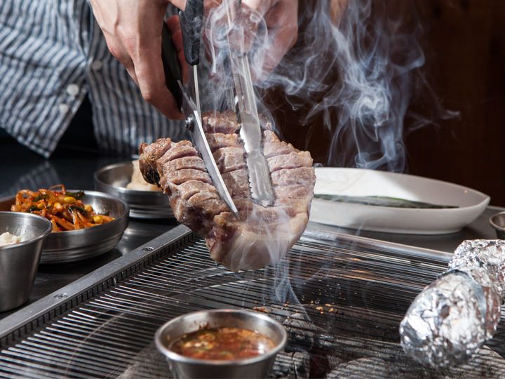 店名の「トゥトゥム」は韓国語で肉厚という意味