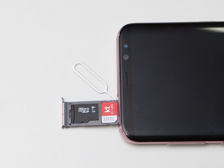 出し入れが多少煩わしいSIMカード