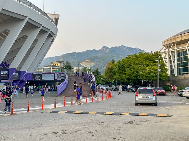 遠くに見える山は「冠岳山(クァナッサン)」。近くに登山口あり