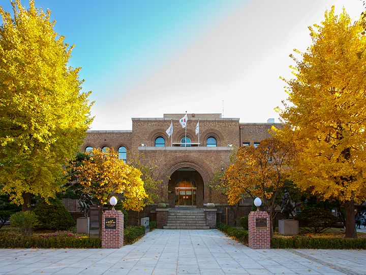 かつてのソウル大学の本館で、現在は展示館「芸術家の家」として活用中