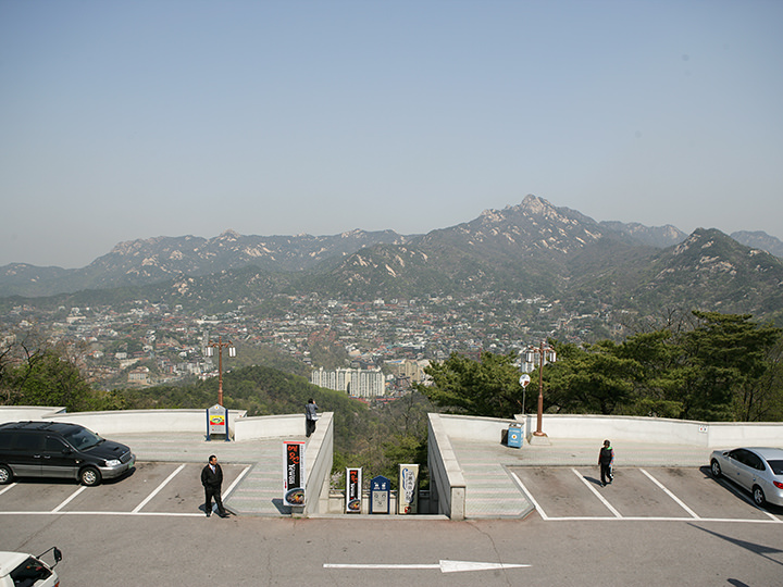 北側には雄大な北漢山(プッカンサン)