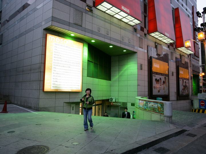 一旦地下へ降り、エレベーターホールへ