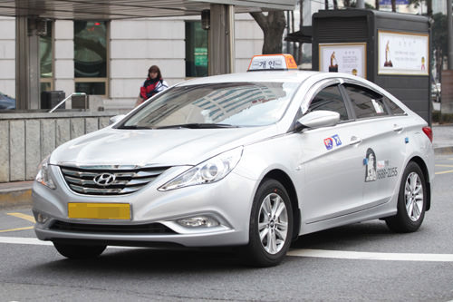 白、シルバー、オレンジ色の一般タクシー。日本語対応可能かは運転手によって様々。ソウルの基本料金(2km)は3,800ウォン