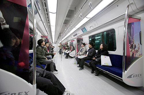 一般列車の車両はソウルの地下鉄と同じ