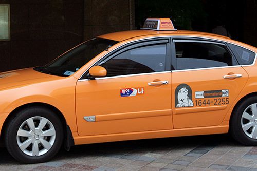一般タクシー(オレンジ)と似ているが、車の屋根の表示灯や車体側面ドア部分に「International TAXI」と書かれているインターナショナルタクシー