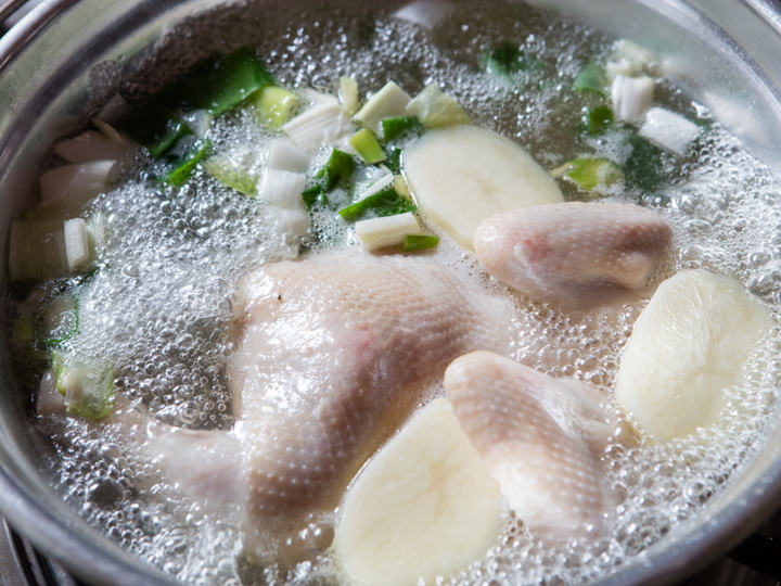 じっくり煮込んでスタッフがOKサインを出してくれたら食べましょう