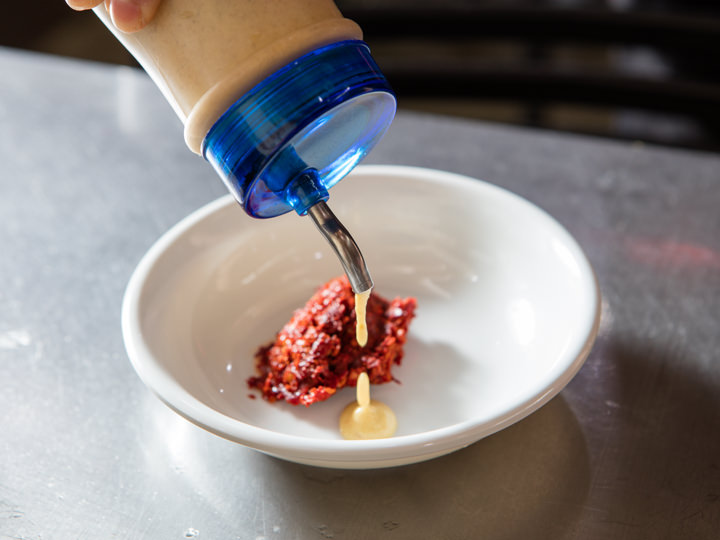 1.唐辛子ベースの薬味を適量取り、からしを加える