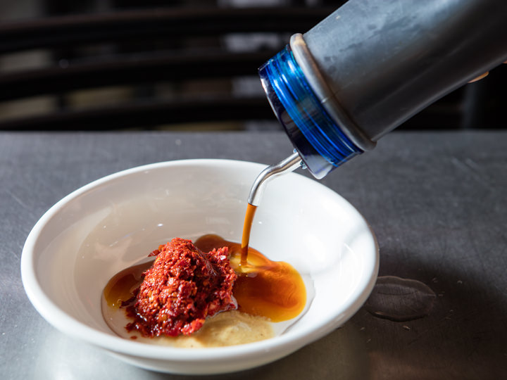 3.韓方をブレンドし煮立たせて作っている自家製醤油ソースを入れます