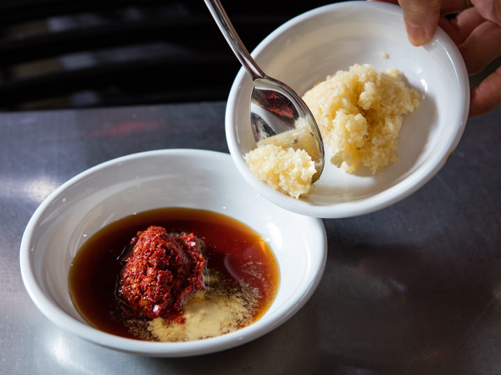 4.ニンニクを入れます