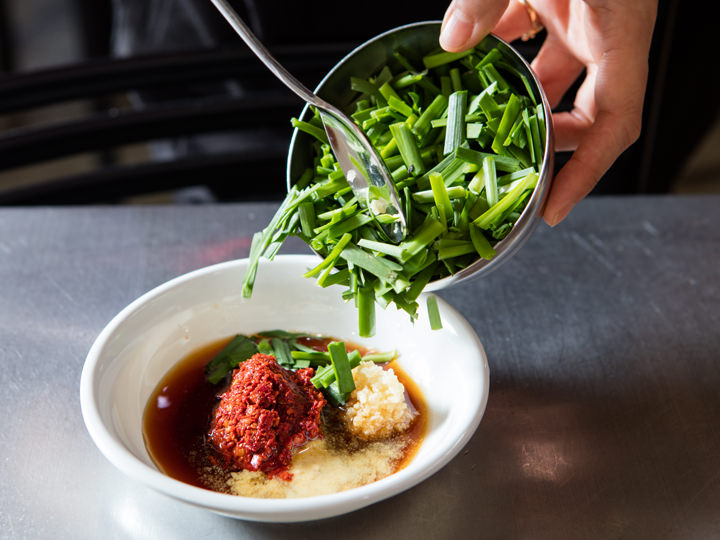 5.最後に生のニラを入れ食感をプラス