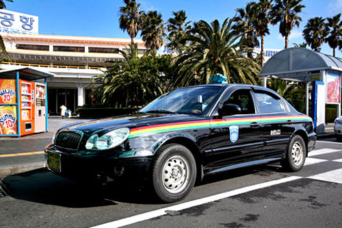 3色ストライプの無事故タクシー