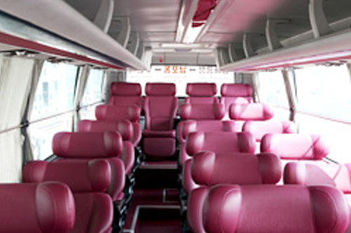 車内は3列シートで楽々