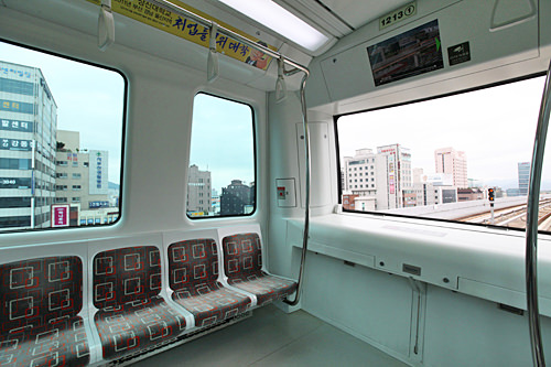 自動運転の軽電鉄は運転席がないのも特徴