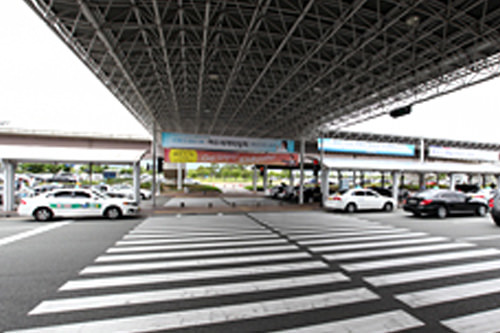 国際線3番ゲートを出て、
正面にある横断歩道を渡ります。