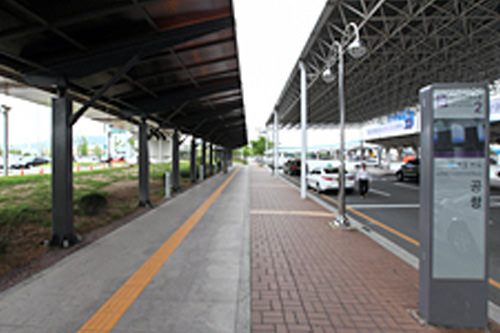 横断歩道を渡ったら右折し、
直進します。
