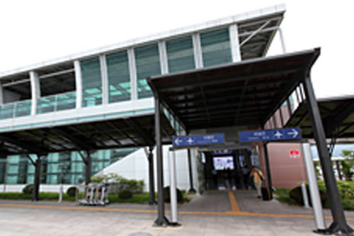 すぐ左側に空港駅があります。