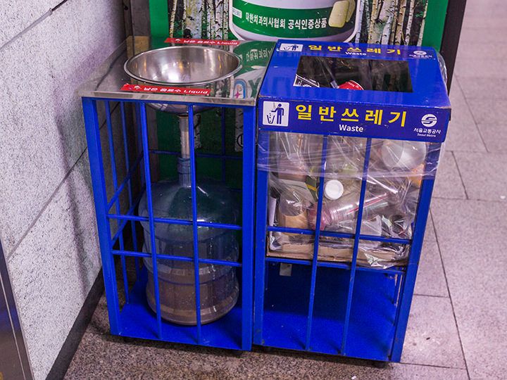 地下鉄駅の液体用ゴミ箱