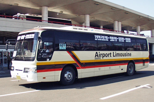 一般リムジンバス
(料金5,000~6,000ウォン程度、横4列シート) 一般リムジンバス
(料金5,000~6,000ウォン程度、横4列シート)