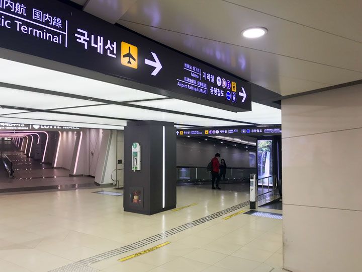 3.右折し動く歩道が設置された長い通路を直進。 3.右折し動く歩道が設置された長い通路を直進。