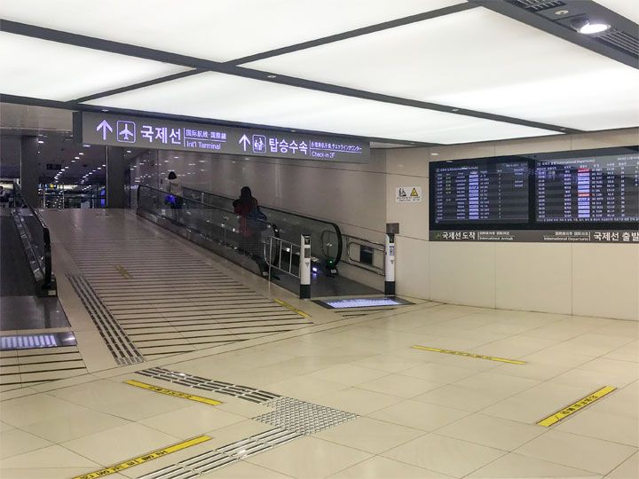 2.両脇に動く歩道が設置された長い通路を直進し、突き当たりを左折すると自動ドアがあります。 2.両脇に動く歩道が設置された長い通路を直進し、突き当たりを左折すると自動ドアがあります。