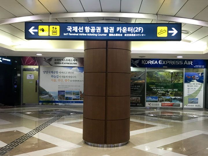 3.自動ドアを抜けると国際線への通路に出ます。 3.自動ドアを抜けると国際線への通路に出ます。