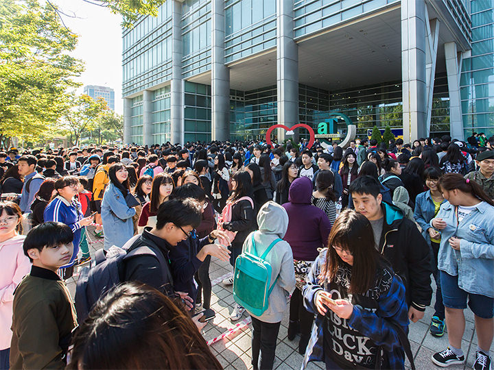 会場の「ATセンター」前には長蛇の列が…!