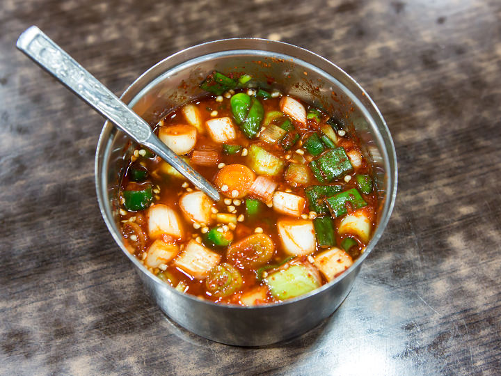 ネギや青唐辛子がたっぷり入ったタレ・タテギ。見た目より辛くなく、スープとの相性抜群!