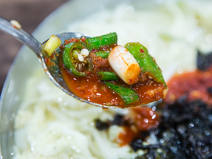 私は最初そのまま食べた後、残り半分はタテギを加えて、味の変化を楽しんでいます