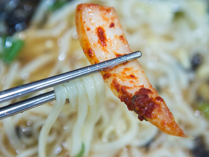 優しいスープと、少し辛めのキムチを一緒に食べるのがオススメ♪