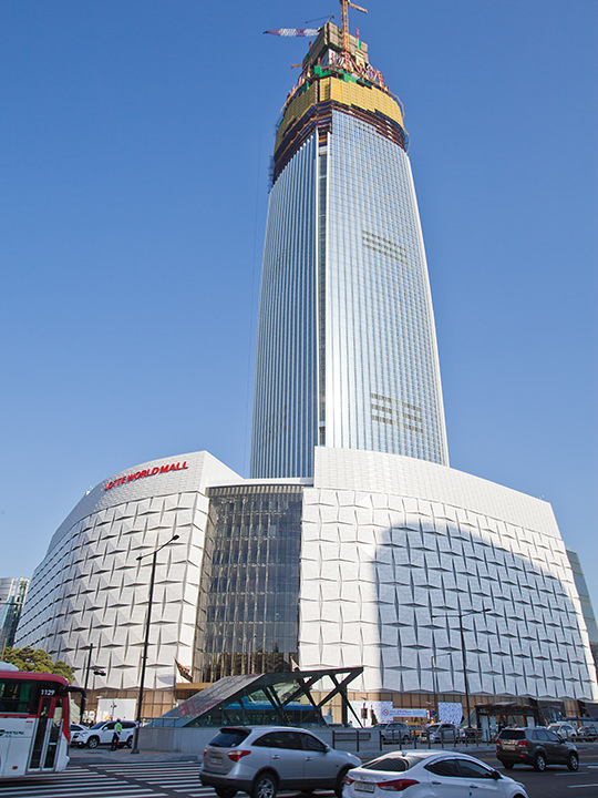 タワー下のロッテワールドモールは2014年10月に先行オープン(2014年撮影)