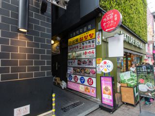 店舗の看板が飾られている路地の入口