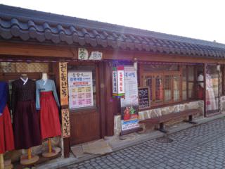 周辺には韓国の伝統衣装・韓服(ハンボッ)体験が出来るお店もあります
