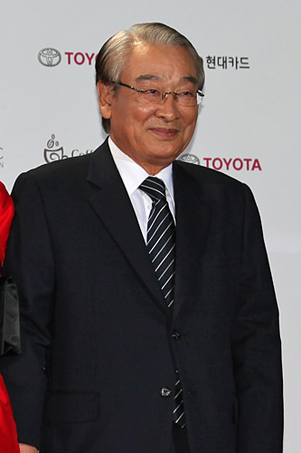 大学路演劇の先駆け的
俳優であるイ・スンジェ