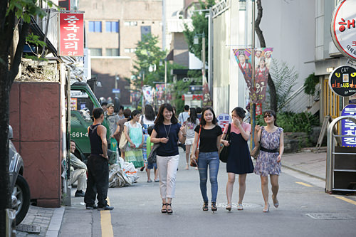 ぷらりと歩きながら
目ぼしい公演を探すのも楽しい