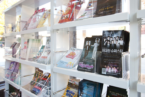 演劇・ミュージカルの
パンフレットも並ぶ