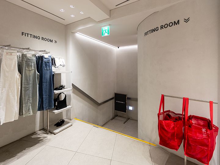 各フロアの移動は階段で