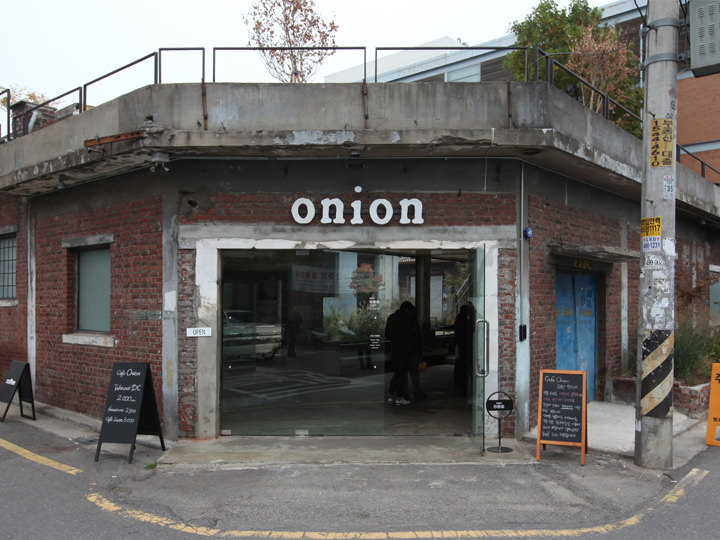 以前工場だった建物をリモデリングした「cafe onion」の入口