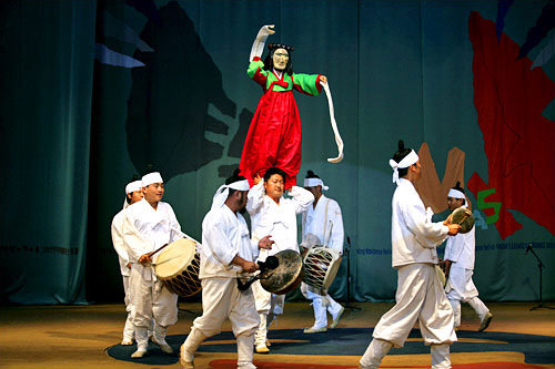 安東(アンドン)河回村(ファフェマウル)の巫女舞