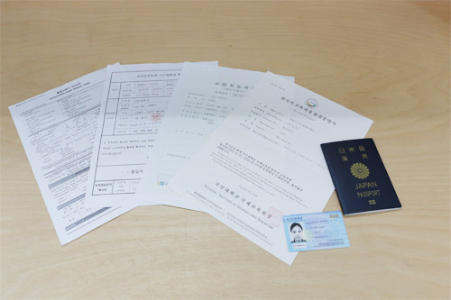 申請書はその場で作成することも可能です。パスポートと外国人登録証の準備もお忘れなく。