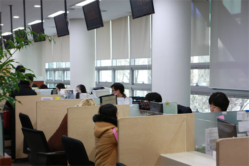 5.窓口で申請
番号が呼ばれたら、窓口で書類とパスポート、外国人登録証を提出します。