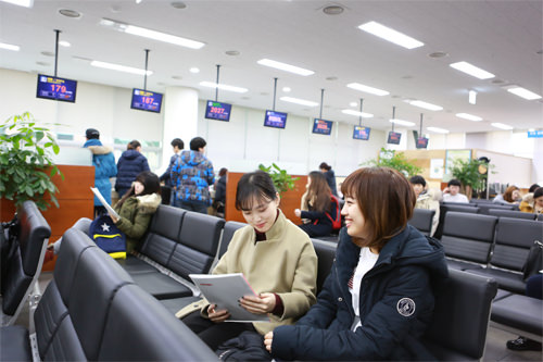 6.待機
手続きが完了するまで待機。5~10分ほどで再び窓口に呼ばれます。