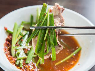 あつあつの鶏肉を、ニラで包むようにいただきます