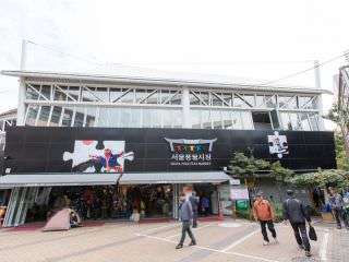 「青春一番街」はソウル風物市場内2階